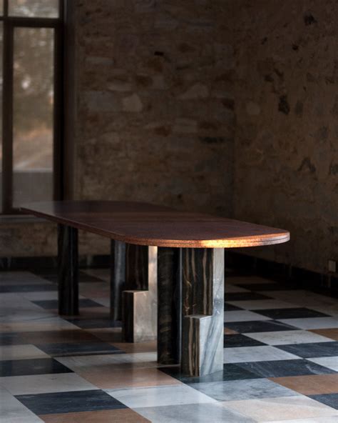 It resists rust and moisture damage better than other metals and a powder coated finish will offer added protection against the elements. Jawai dining table II - Kolkhoze