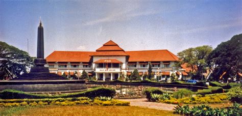 Ya, gunung semeru merupakan salah satu gunung di. iqbal: Budaya, Makanan dan Ciri khas Kota Malang