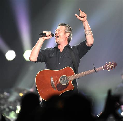 Concert Review Blake Sheltons Voice Shines Brightest At Arena Show