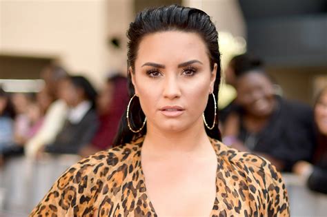 demi lovato s snapchat hacked alleged nude photos leaked