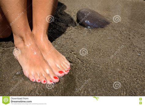 被晒黑的妇女脚绘了脚趾钉子含沙海滨 库存图片 图片 包括有 脚趾 英尺 海岛 提倡者 红色 沙子 72681307