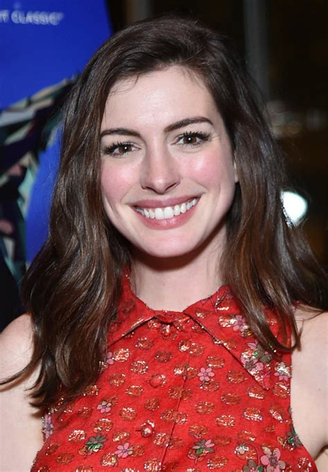 Style Profile Anne Hathaway Goes Vintage For The Colossal Ny