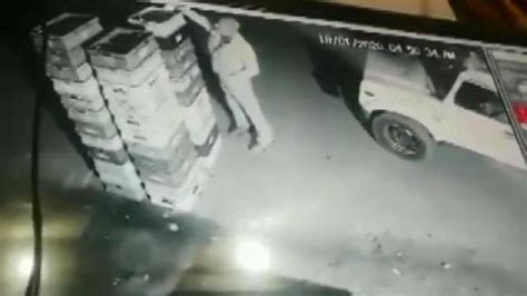 Policeman Seen Stealing Packets Of Milk In Noida Uttar Pradesh Watch Cctv Video सीसीटीवी