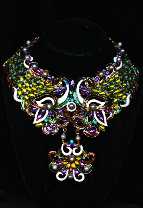 Hide show director (2 credits). SEBASTIÁN JARAMILLO JEWELRY | Revista EXCLAMA