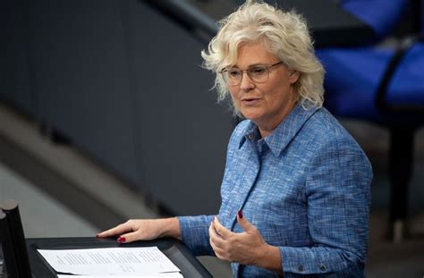 Die spd einigt sich auf christine lambrecht als neue justizministerin. Nachfolgerin von Katarina Barley: Christine Lambrecht wird ...