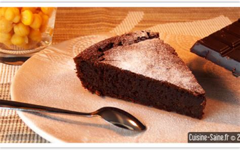 Décorer de petits fruits rouges et de sucre à glacer. Recette - Gâteau au chocolat sans lait sans gluten | 750g