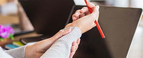 A common sign of wrist tendonitis is numbness in. Carpal Tunnel Vs. Tendonitis: Identifying the Symptoms ...