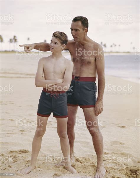 Padre E Hijo De Pie En La Playa Padre Señalando Foto De Stock Y Más