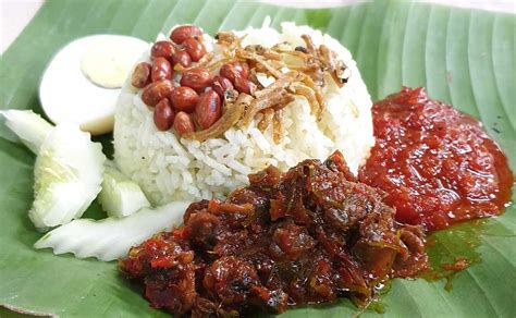 Sambal untuk nasi lemaknya pedas, memang cocok dengan lauk lain seperti sambal kerang, ayam goreng dan paru goreng juga turut digemari ramai. Malaysians aren't happy that this recipe called Roti Canai ...