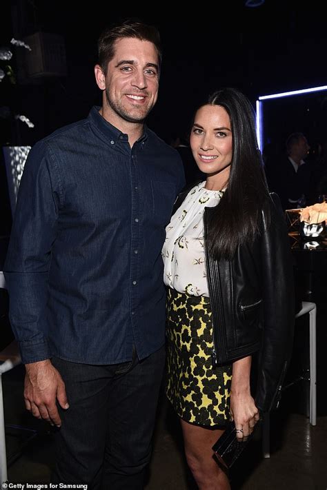 Shailene woodley officially confirmed her engagement to green bay packers quarterback aaron rodgers.the actress confirmed the news on the tonight show starring jimmy fallon and even gave fans a peek of her ring without trying to be obvious about it. Shailene Woodley is seen WITHOUT a ring amid surprise 'engagement' to Aaron Rodgers | Daily Mail ...
