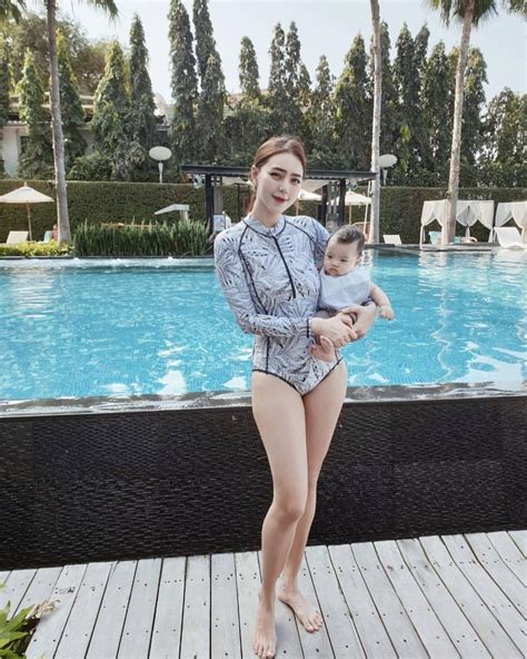 นิวเคลียร์ หรรษา โพสต์เคลียร์ดราม่า ข่าวลือสร้างกระแสเตียงหัก #นิวเคลียร์หรรษา #ดีเจเพชรจ้าวิเชียร #นิวเคลียร์เพชรจ้า #เคลียร์ดราม่า. นิวเคลียร์ หรรษา คุณแม่ลูกหนึ่ง เซ็กซี่ ๆ ในชุดว่ายน้ำ