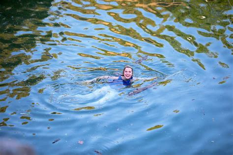 Texas Teen S Senior Photos Hilariously Spoiled After She Falls Off A Waterfall