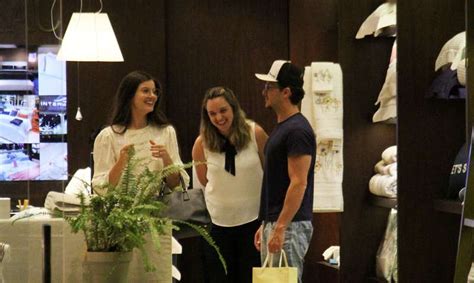 Camila Queiroz E Klebber Toledo Trocam Carinhos Durante Passeio No Shopping Veja As Fotos