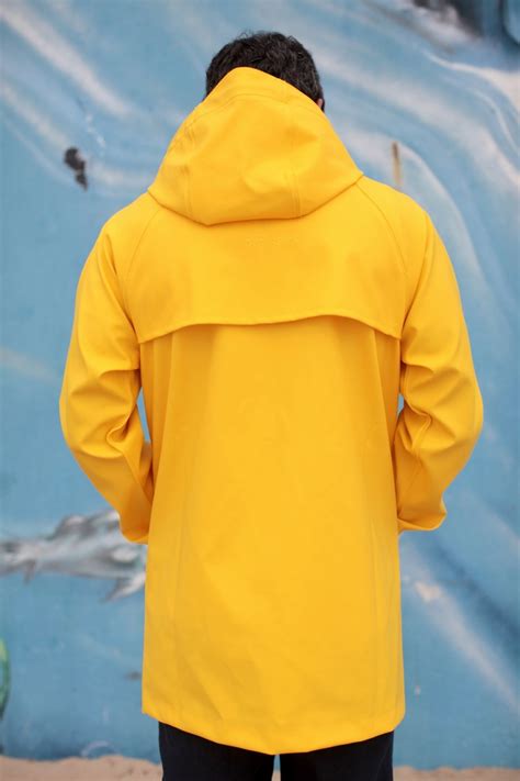 CaiÁgua Yellow Raincoat