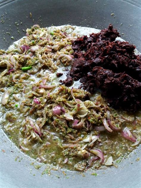 Buka tudung, tuang periuk ke dalam penapis untuk sejatkan kacang kuda. Jom Masak Sambal Hitam Pahang, Juadah Sahur Untuk 'Masa ...