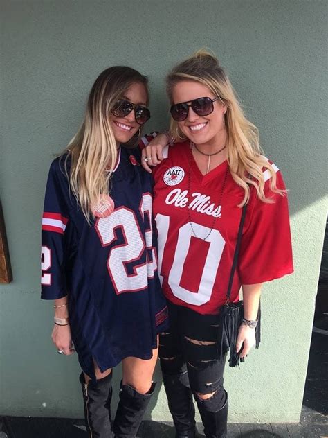 19 Cute Ways To Wear A Sports Jersey Stylish Outfit Ideas Nikki Lo