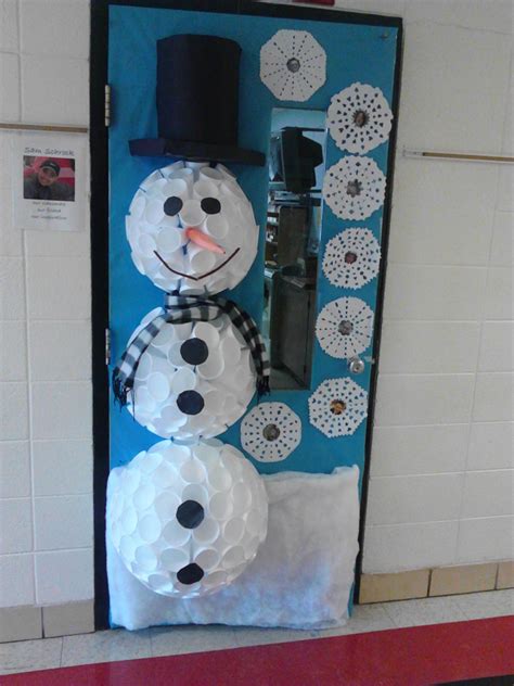 Snowman Door Made Out Of Cups Use Larger Cups On The Bottom Lay Them