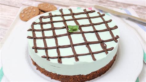 Metti le gocce di cioccolato in una piccola ciotola. TORTA FREDDA MENTA E CIOCCOLATO | senza burro | cheesecake ...