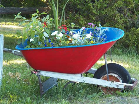 Grow flowers, fruits, vegetables and more with our selection of raised garden beds and composters available in a variety of sizes. Six Tips to Build a Cheap Raised Garden Bed (and why you ...
