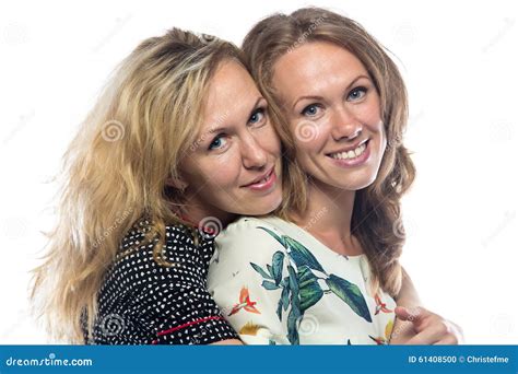 Zwei Glückliche Lächelnde Schwestern Stockfoto Bild Von Hintergrund Familie 61408500