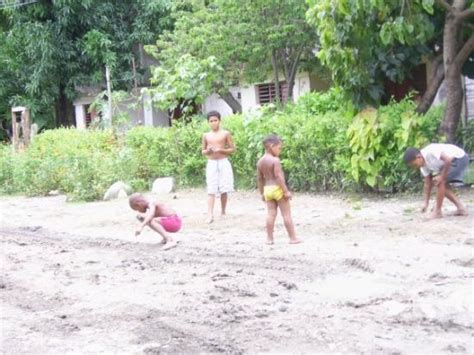 Niños jugando con los búfalos. Niños jugando en la calle, El Congris, El Salvador ...