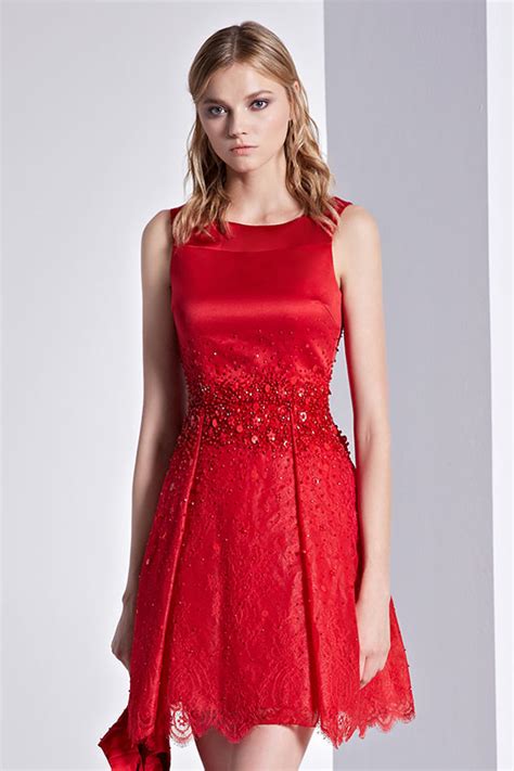 Courte ou longue, bustier ou ample, légère ou sophistiquée, tous les modèles sont là pour vous aider à trouver la robe de cocktail qui vous mettra en valeur. Robe de cocktail rouge dentelle aux bijoux col rond courte ...