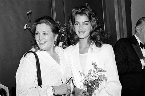 Brooke Shields Says Her Mom Didn T Date Because She Was In Love With Me I Was Her Main Focus
