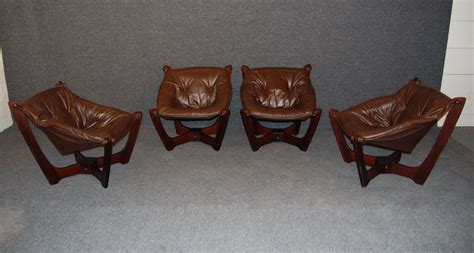 But why wait when article makes it super easy to buy right this rivet cove modern tufted accent chair with tapered legs. Set of Four Mid-Century Modern Leather Sling Chairs at 1stdibs
