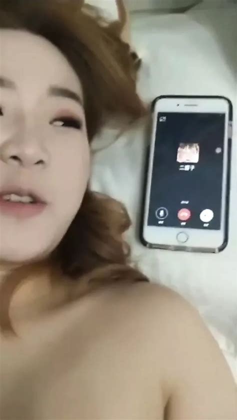 Hablando Por Teléfono Con Un Amigo Mientras Tanto La Novia China Está Follando Xhamster