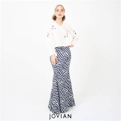 Biarpun kita hidup di zaman serba moden yang dilengkapi dengan teknologi canggih, amalan sihir masih diamalkan segelintir masyarakat melayu negara ini. Jovian RTW 2017 Collection Lisa Surihani for Jovian 2017 ...