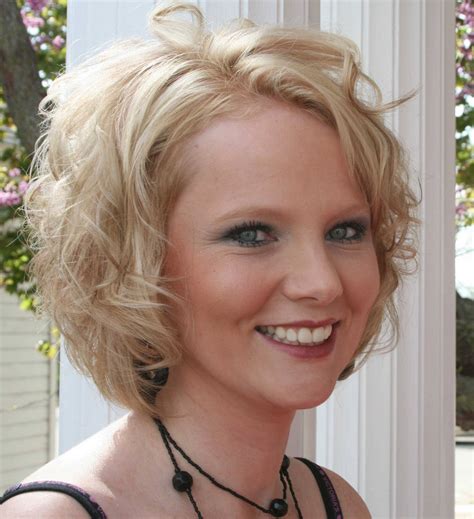 Hairstyles popular 2012: modern short layered hairstyle wallpapers