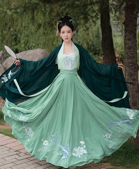 traditional chinese ming dynasty princess green hanfu dress ancient court embroidered histor