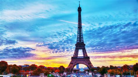 Câte trepte are și ce scrie pe Turnul Eiffel simbolul Parisului