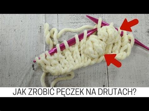 Many of these characters have stayed in their respective series for decades, often played by the same actor Pin na Bluzka na szydełku