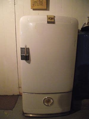 I am selling this vintage 1950's frigidaire refrigerator for a friend. Vintage 1950's(??) GM Frigidaire Refrigerator | #155920958