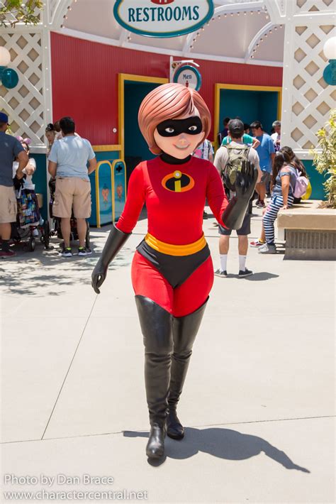 Mrs Incredible At Disney Character Central The Incredibles The Incredibles Elastigirl
