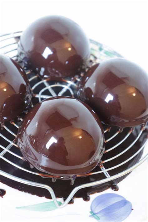 Not only it looks impressive but the flavor combination is simply amazing, as oranges and chocolate are making a special combination perfect for holiday season. Dômes noix de coco chocolat - Entremet l Recette Olivia ...