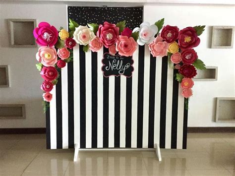 También puedes usar papel de tamaño carta que vende en la sección de scrapbooking, que por lo general es de peso mediano. Más de 25 ideas increíbles sobre Pared con flores en ...