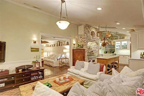 Either way, the master suite is truly amazing and seems like the best place to cuddle up to someone as downright hot as selena. See inside Selena Gomez's new £1.7million home in Los ...