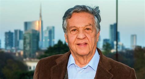 Dagli esordi come cabarettista in compagnia di cochi l'attore, che ha descritto la moglie come una persona molto spiritosa, ha avuto da lei due figli. Renato Pozzetto chi è: Età, altezza, carriera, moglie ...
