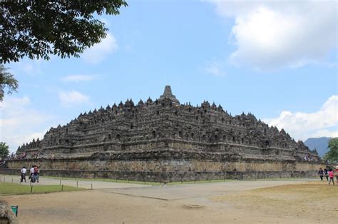 Temple De Borobudur Sanctuaire Bouddhiste Look At The World