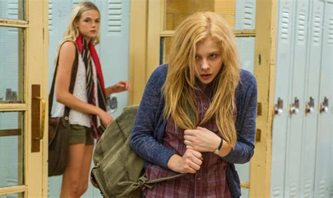Review ‘carrie Starring Chloe Grace Moretz And Julianne Moore Indiewire