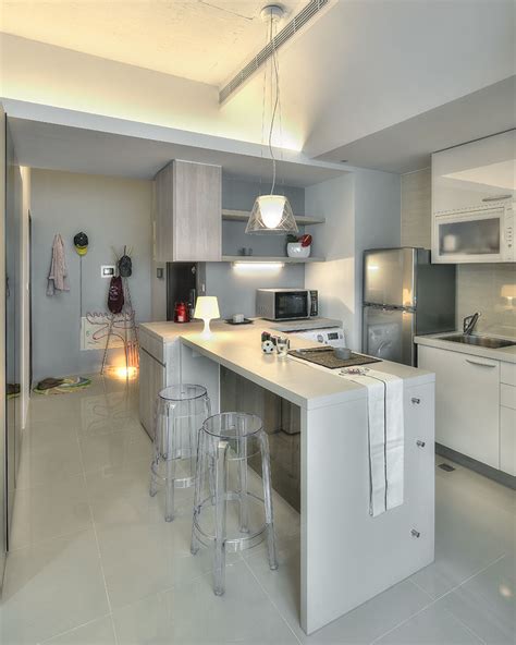 Here, design firm toledo geller used a fun gold and white wallpaper behind a smokey mirror backsplash—the perfect combo inn a small kitchen. Small Taipei Studio Apartment With Clever Efficient Design ...