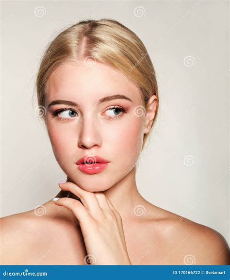 Portrait De Beau Visage Jeune Femme Blonde Fille Modèle De Bien être