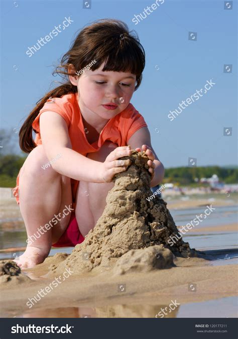 Kids On Beach Young Girl Playing Stock Fotografie 120177211 Shutterstock