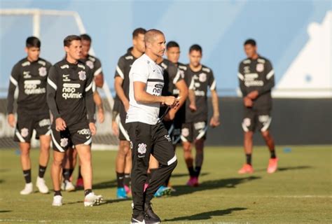 According to information published by corinthians, the squad watched some videos played by the on the field, sylvinho led a tactical training with his eyes on next monday's game and outlined the. Com Sylvinho, Corinthians encerra preparação para ...