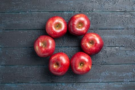 Vista de cima maçãs vermelhas frescas frutas maduras e maduras em frutas de mesa azul escuras