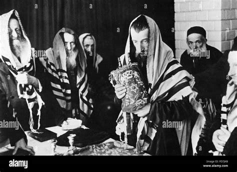 Judíos Orando En El Gueto De Varsovia 1941 Fotografía De Stock Alamy