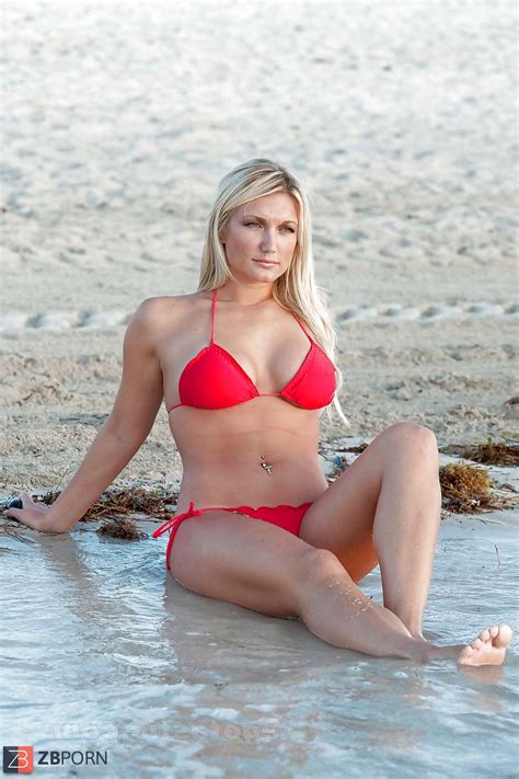 Celeb Brooke Hogan Demonstrates Enormous Titties At Beach Zb Porn