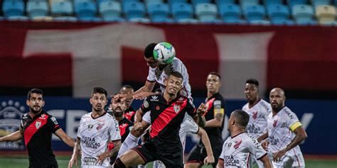 48 2º tempo cartão amarelo para matheus babi por arremessar a bola para retardar cobrança de falta do fortaleza. Atlético - GO 1 x 1 Athletico Paranaense - PR - Campeonato ...